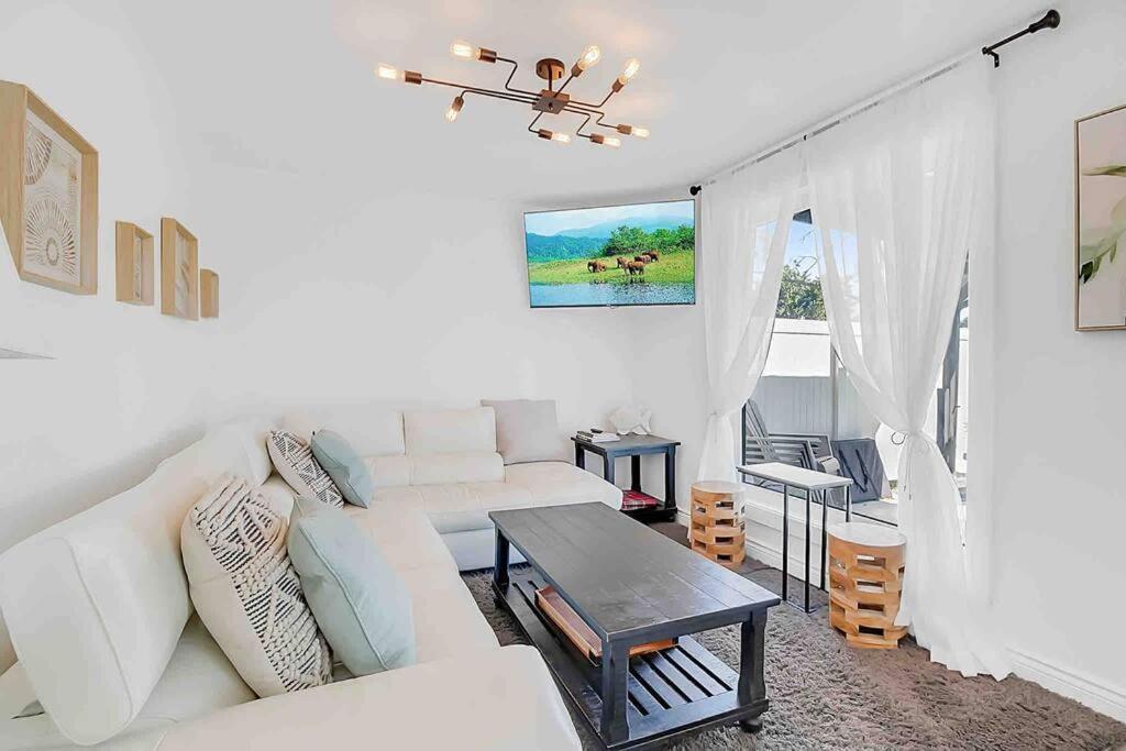 2 Bedroom Getaway On The River/Close To Marina Belle River Екстериор снимка