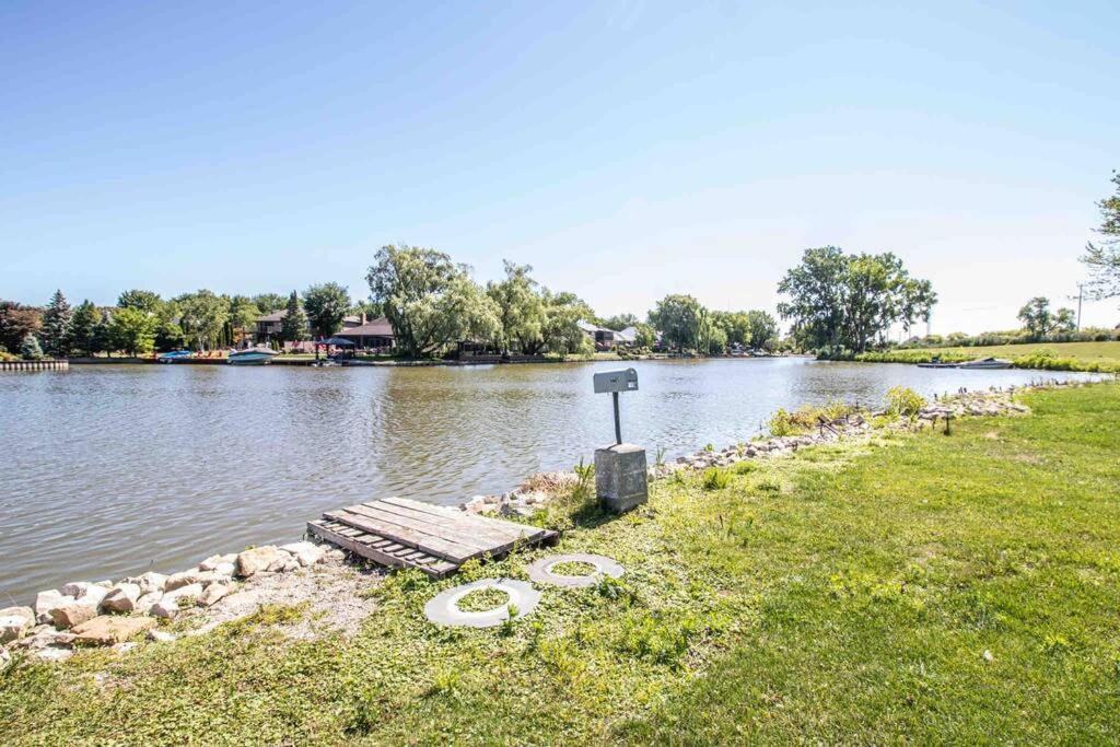 2 Bedroom Getaway On The River/Close To Marina Belle River Екстериор снимка