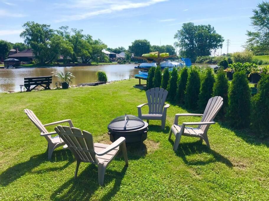 2 Bedroom Getaway On The River/Close To Marina Belle River Екстериор снимка
