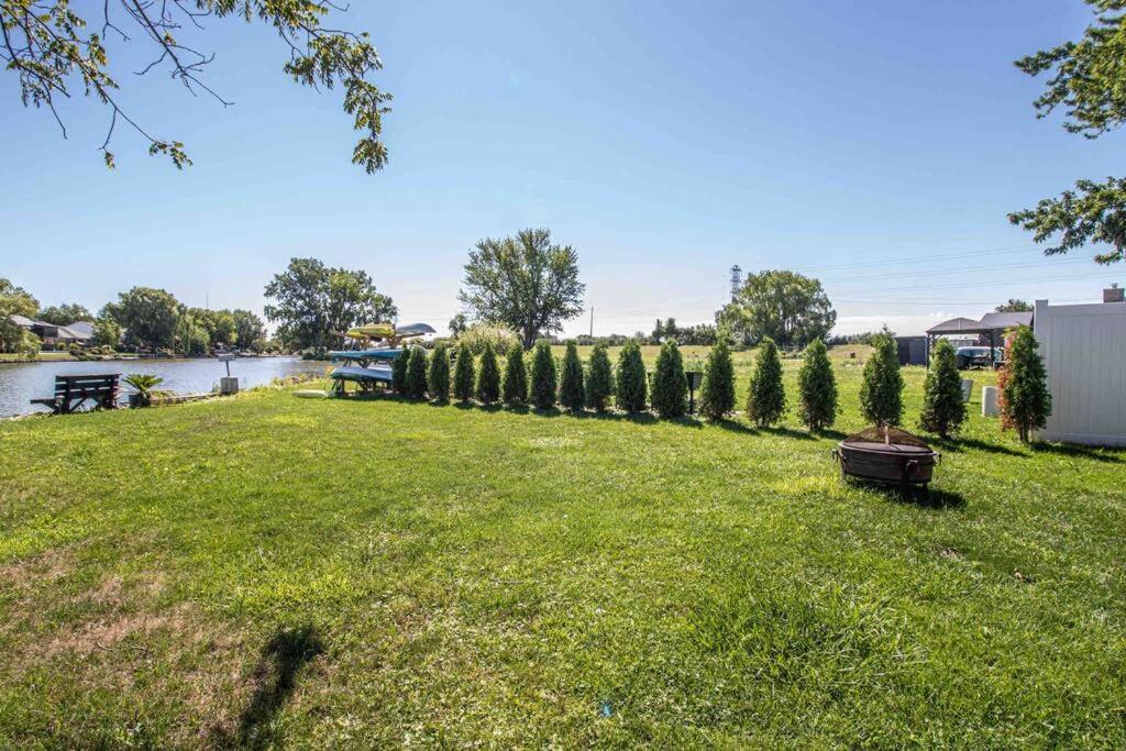 2 Bedroom Getaway On The River/Close To Marina Belle River Екстериор снимка